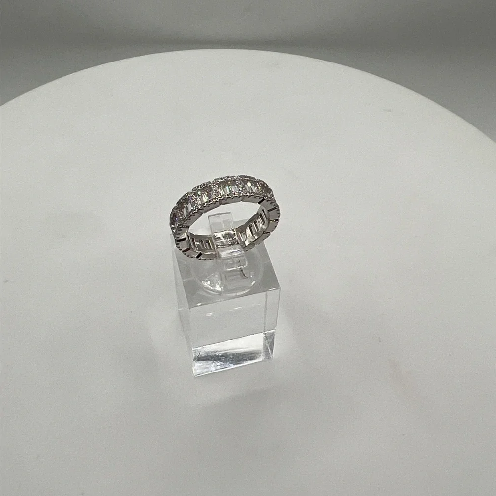 1182. White Gold Filled & Crystal Women's Ring. Size 6.